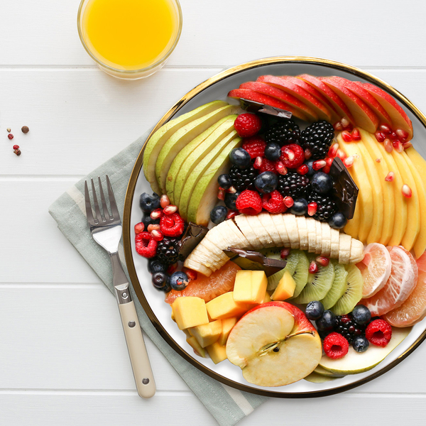 Stalas su avižų dubenėliu, vaisiais ir riešutais — ramūs pusryčiai